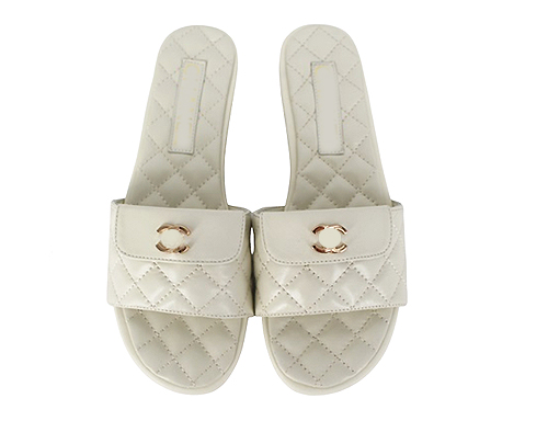 Turnlock logo quilted slides